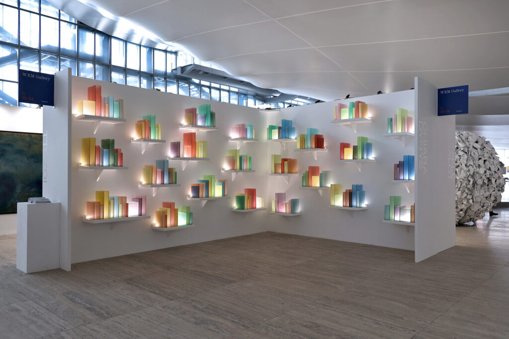 ENLIGHTENING BOOKS - Opera di Chiara Dynys - By WeM, Galleria d'arte 
